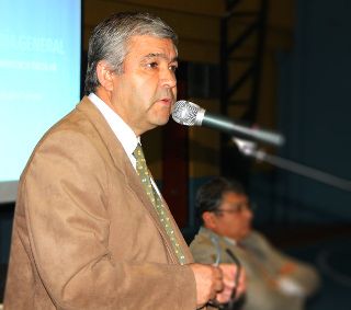 Hugo Flores Oyarzún,  Director