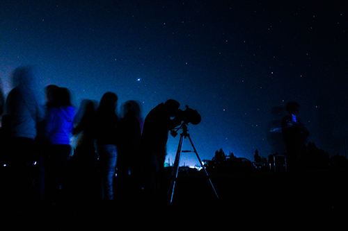 Esperando su turno para ver a través del telescopio.
