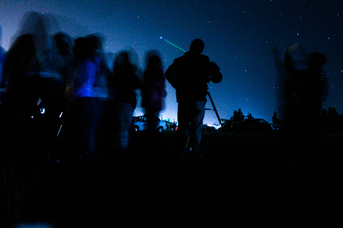 Apuntado con un láser hacia algunas estrellas