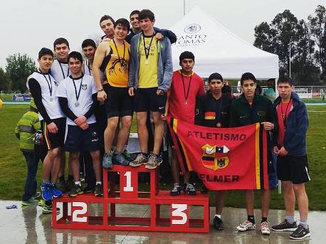 Equipo del colegio en el podio