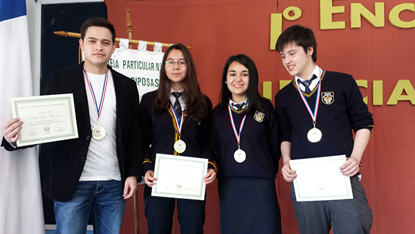 Nicolás Flores junto a los alumnos Safka Hernández, Sofía Montory y Mauricio Uribe.