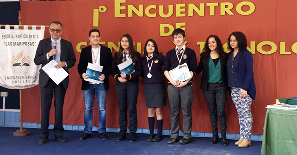 Recibiendo el reconocimiento por su trabajo.