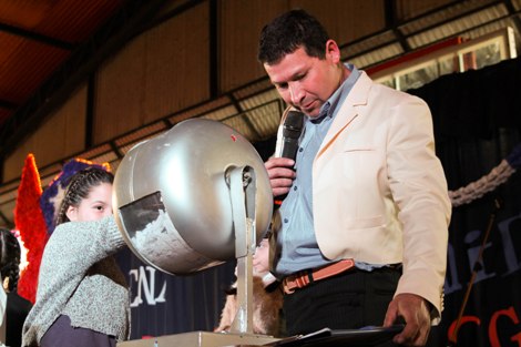 Max Hernández, Presidente del Centro de Padres sacando números con ayuda de pequeñas del público.