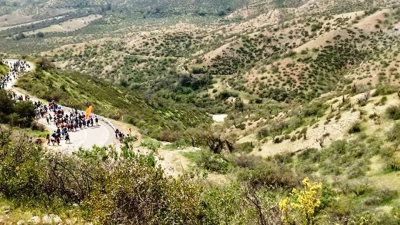 Vista de parte del camino de 27 kilómetros que deben recorrer los peregrinos.