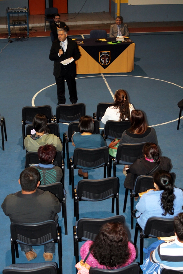 Hugo Flores, Director del colegio, dando la bienvenida a los nuevos apoderados.
