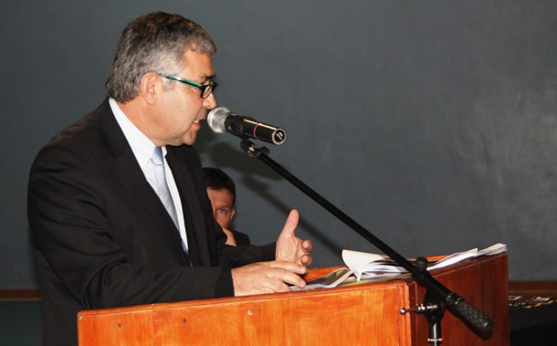 Hugo Flores, Director del colegio.