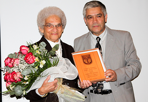 Hermana Magda recibiendo el galvano de manos del Director.
