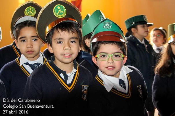 Vistiendo sus gorras, entonan el Himno de Carabineros