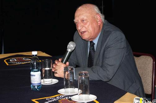 Marco Aurelio Reyes, entre otros hizo una revisión de la historia del colegio.