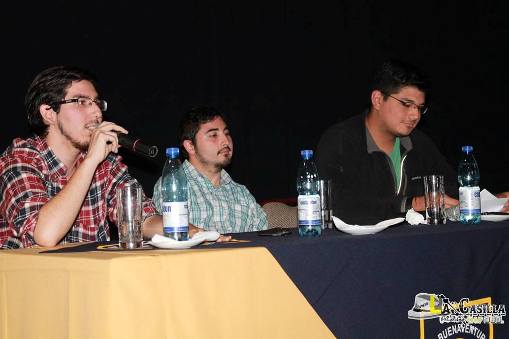 Los exalumnos Matías Quintana y Homero González junto a Jorge Cocio (al centro) quisieron aportar su experiencia y visión sobre la ecopoesía.