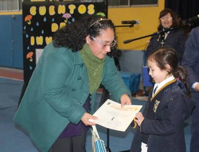 Valentina Betancourt recibe la Mención Honrosa.