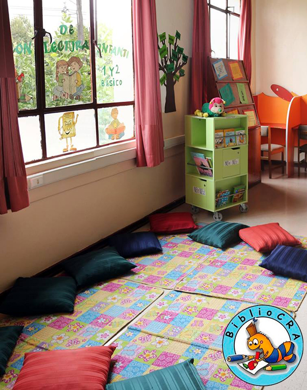 Buena iluminación, cómodos cojines, un ambiente amistoso y entretenidos libros ofrece el Rincón de la Lectura Infantil.