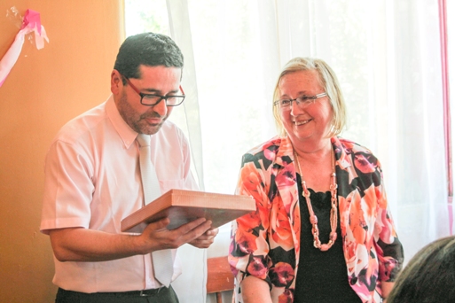 Recibiendo el galvano de manos del Inspector General.