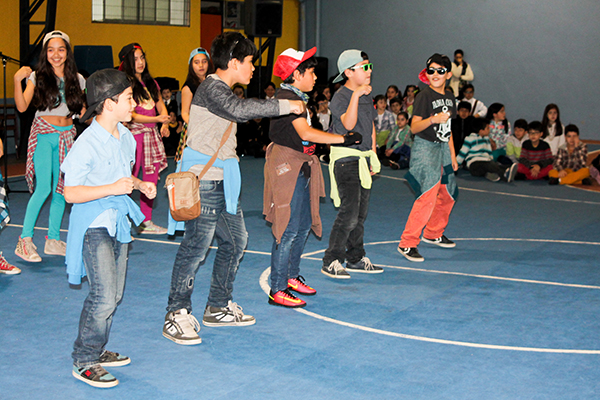 Grupo del 5°A nos entregó una alegre coreografia