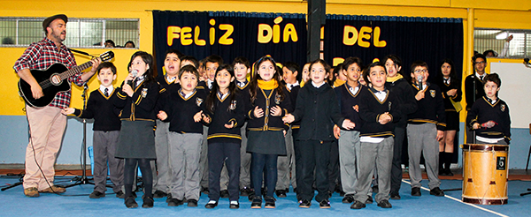 El 2°B con la canción El milagro de la vida.