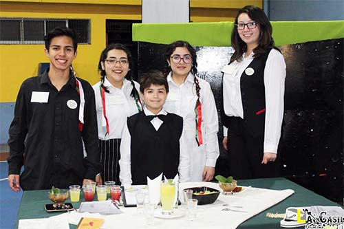 Un grupo de alumnos expositores del evento.
