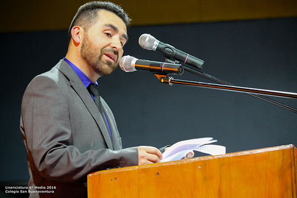 Jorge Sandoval entregando su último mensaje a su curso.