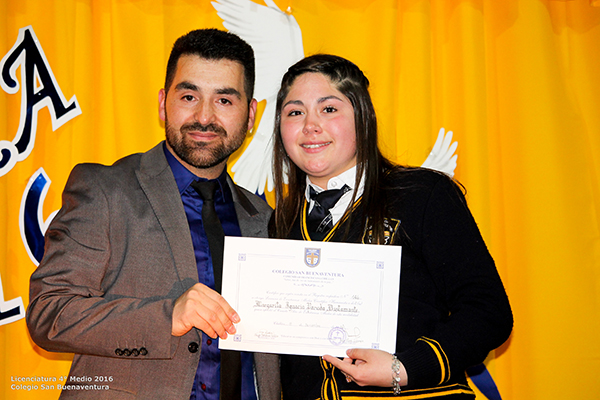 Margarita Parada recibiendo su Licencia de 4º Medio.