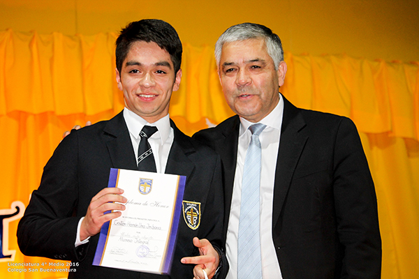 Cristian Urra distinguido como Alumno Integral de la promoción.