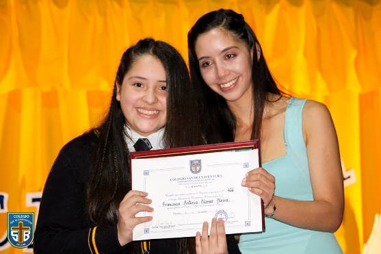 Francisca Nassar de 8ºB recibiendo su licencia de manos de su profesora jefe.