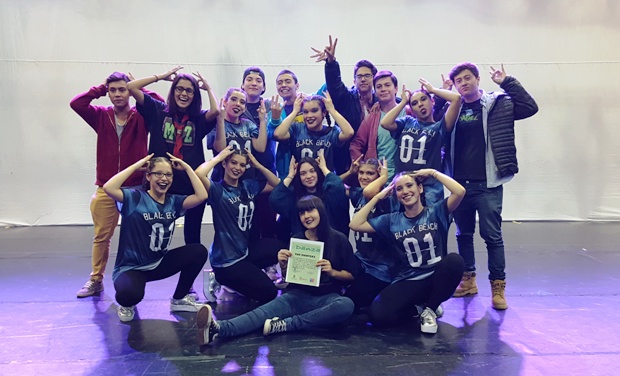 The Monsterz, junto a amigas y fans, Día internacional de la Danza 2016, Casa del Deporte, Chillán 1ª: Cecilia Contreras, Tamara Salgado 2ª fila: Michelle Alarcón, Antonia Calzadilla,  Camila Rubilar, Jennifer Miranda 3ª fila (de pie):  Adriana San Martín, Claudia Campanini,  Javiera Molina