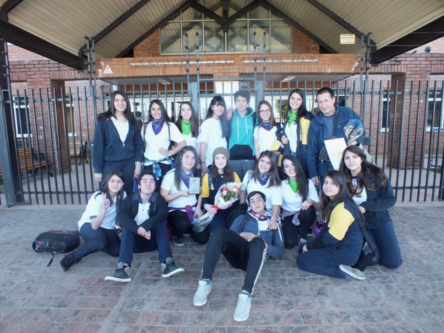 Junto a compañeros y profesor Carlos Guajardo. Interescolar de Danza, Colegio Darío Salas 2015