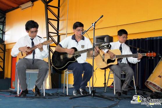 Parte de la presentación de talleres de música.