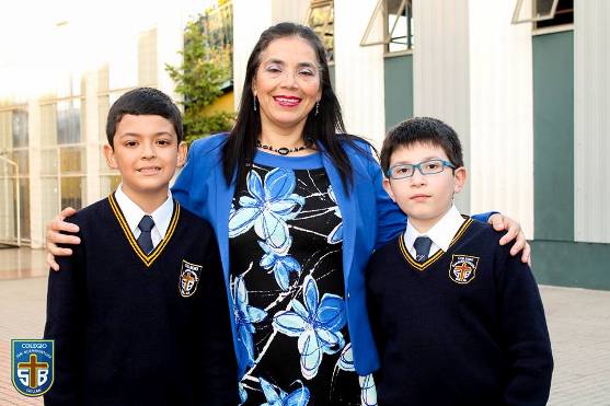 Patricia Cea junto a los dos distinguidos en el área de Ciencias.