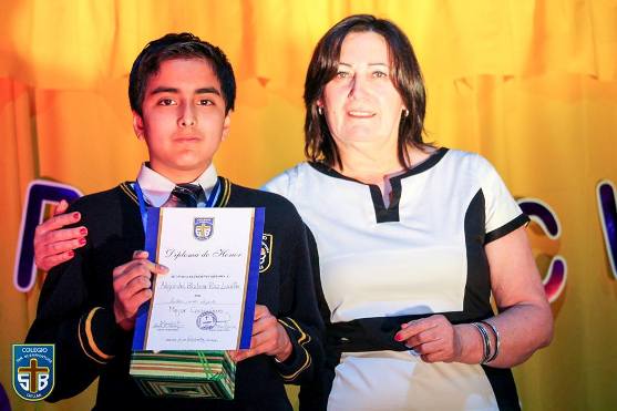 Alejandro Ruíz de 7ºB junto a su profesora Jefe María Soledad Ramírez.
