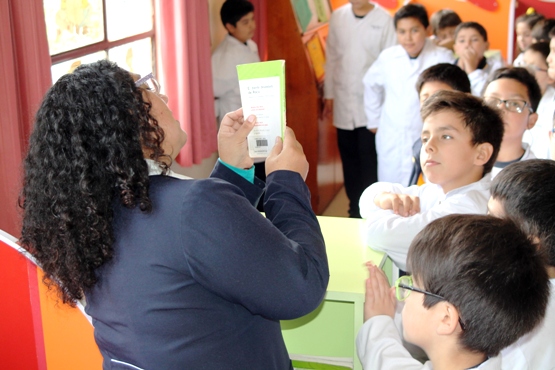 Mostrando un ejemplar de literatura infantil. 