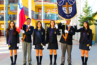 Abanderado y portaestandarte junto a sus escoltas.