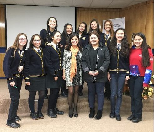 Estudiantes del colegio y la profesora Daniela Saldías junto a la Dra. Tabita Moreno