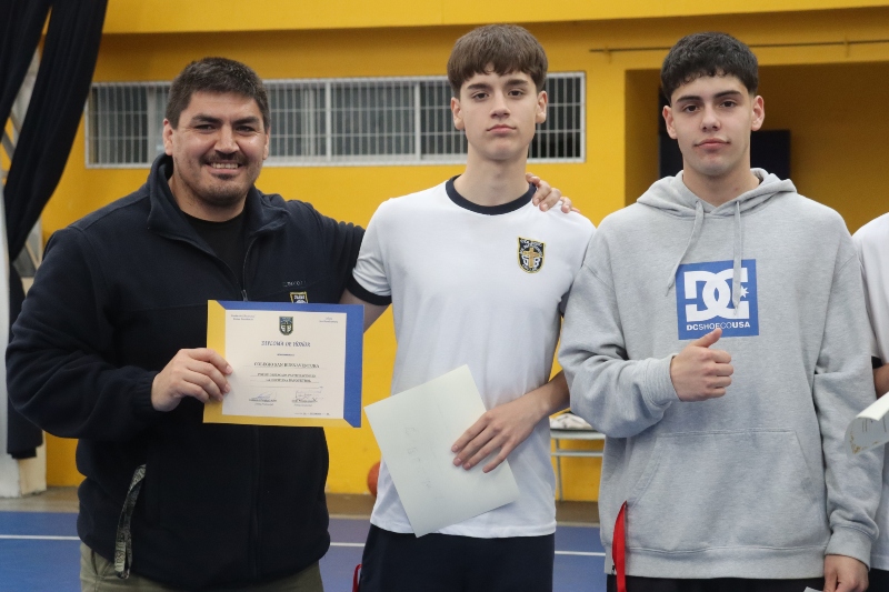 Fernando Vega, profesor de nuestro colegio con su diploma de participación.