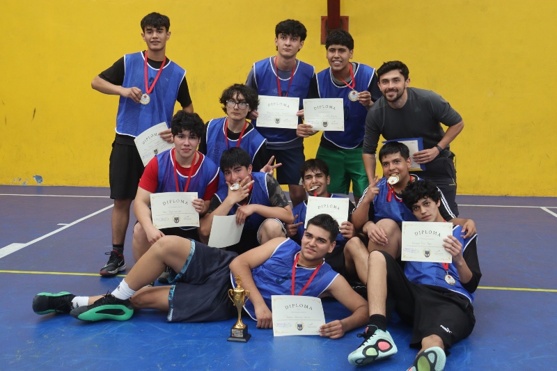 Equipo del Colegio Chillán junto a su profesor Héctor Miranda.