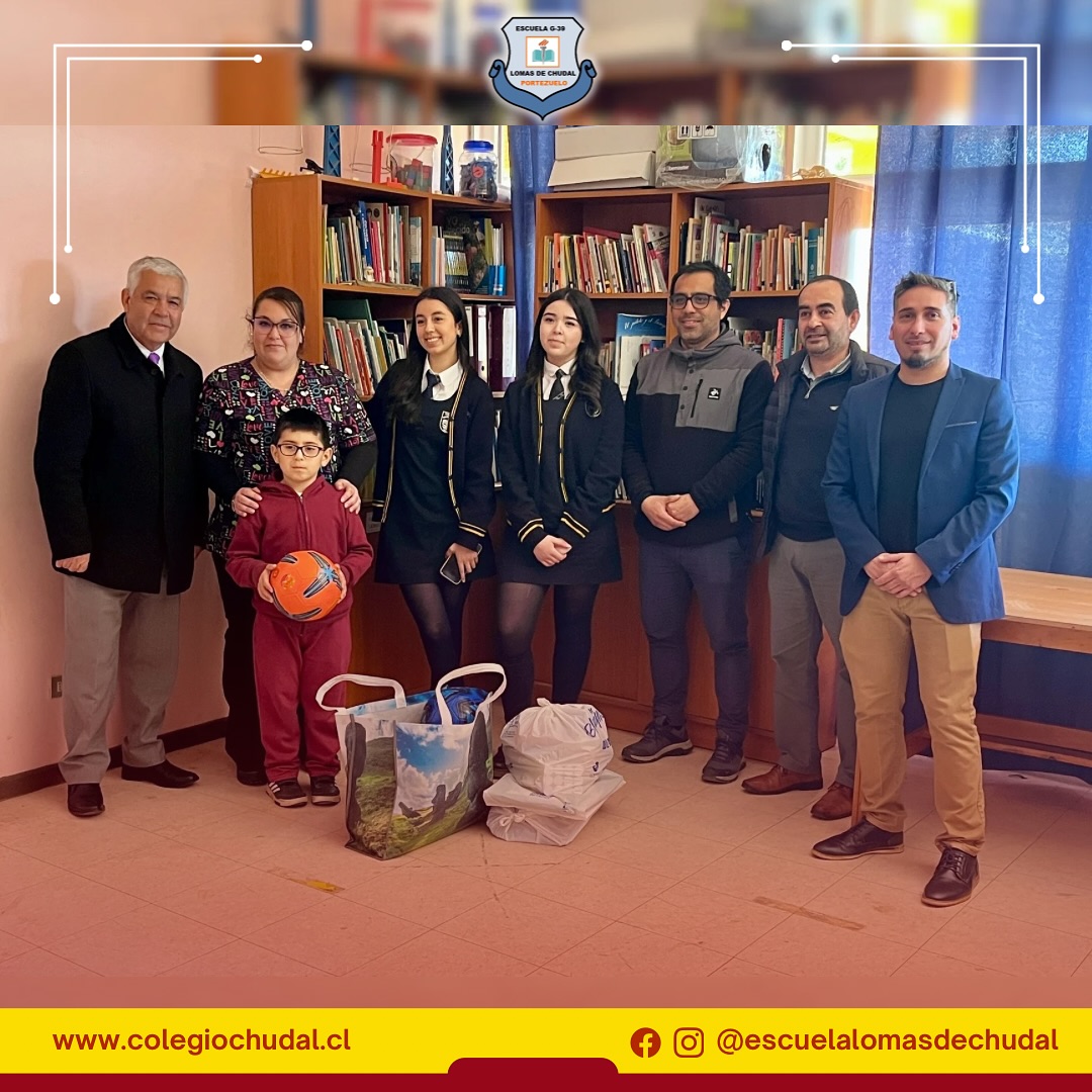 Representantes de la escuela reciben donación.  