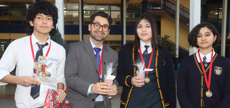 Alonso Aguilera, Agustina Jaque y Belén Aedo junto al profesor Jorgre Sandoval.