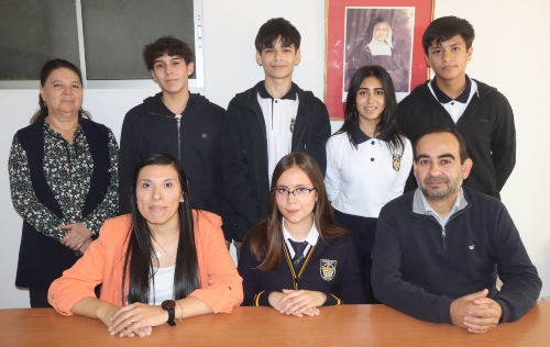 Parte de la directiva junto a la Directora, Asesora del Cesab y Coordinador de Convivencia Escolar al término de la jornada de elecciones. Parte de la directiva junto a la Directora, Asesora del Cesab y Coordinador de Convivencia Escolar al término de la jornada de elecciones.