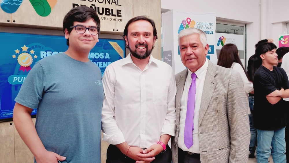 Diego junto al Gobernador Oscar Crisóstomo y al Director Hugo Flores